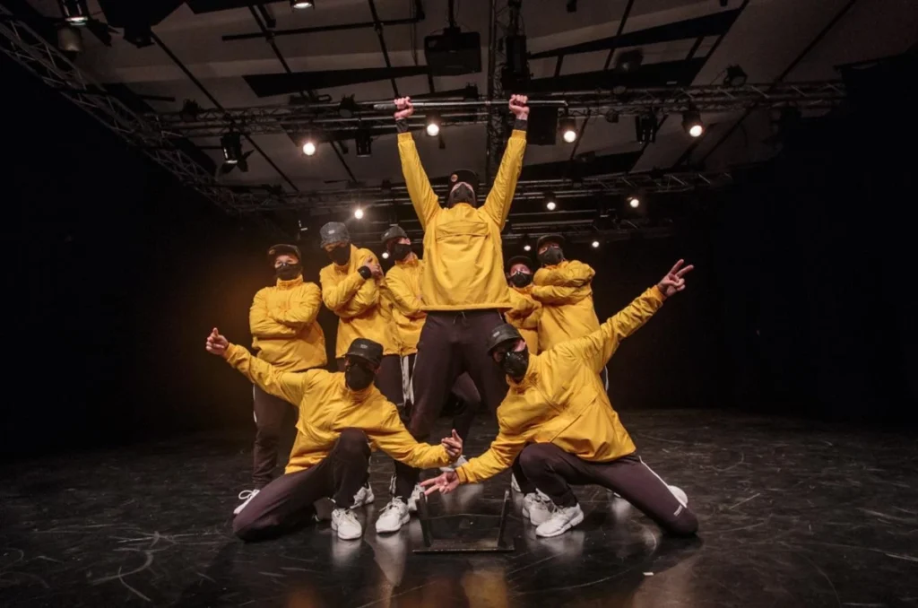 Breakdance plesna skupina na nastopu – prikaz stila, ki ga poučujemo na naših plesnih tečajih.
