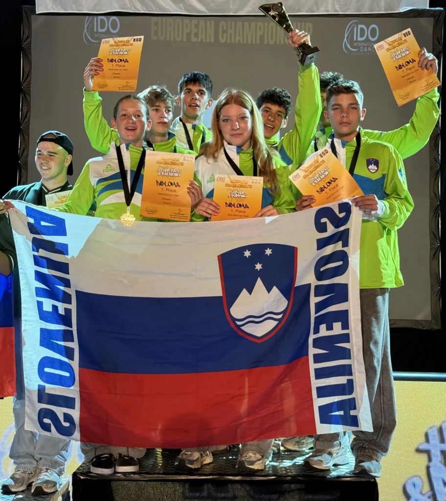 Breakdance prvaki Bast Arts s pokalom in diplomami za 1. mesto na IDO evropskem prvenstvu.