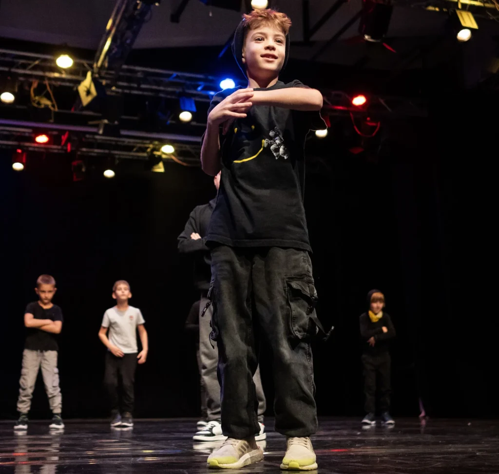 Breakdance za otroke – mlad plesalec Bast Arts med nastopom na odru v Ljubljani.