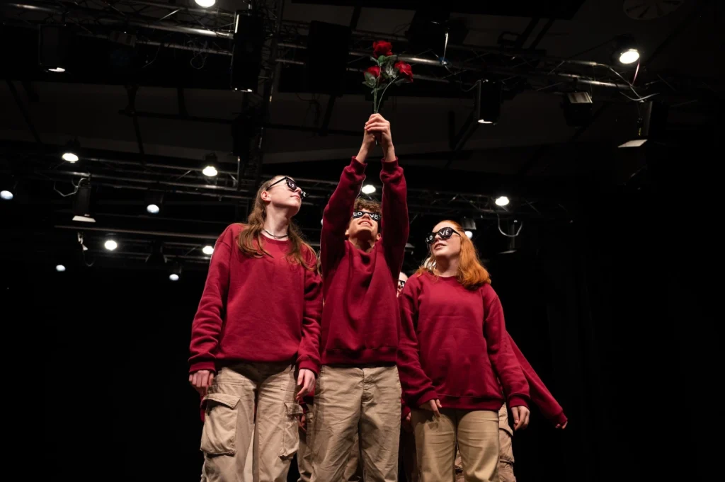 Hip hop skupina BastArts z vrtnicami med koreografijo na odru v Ljubljani.